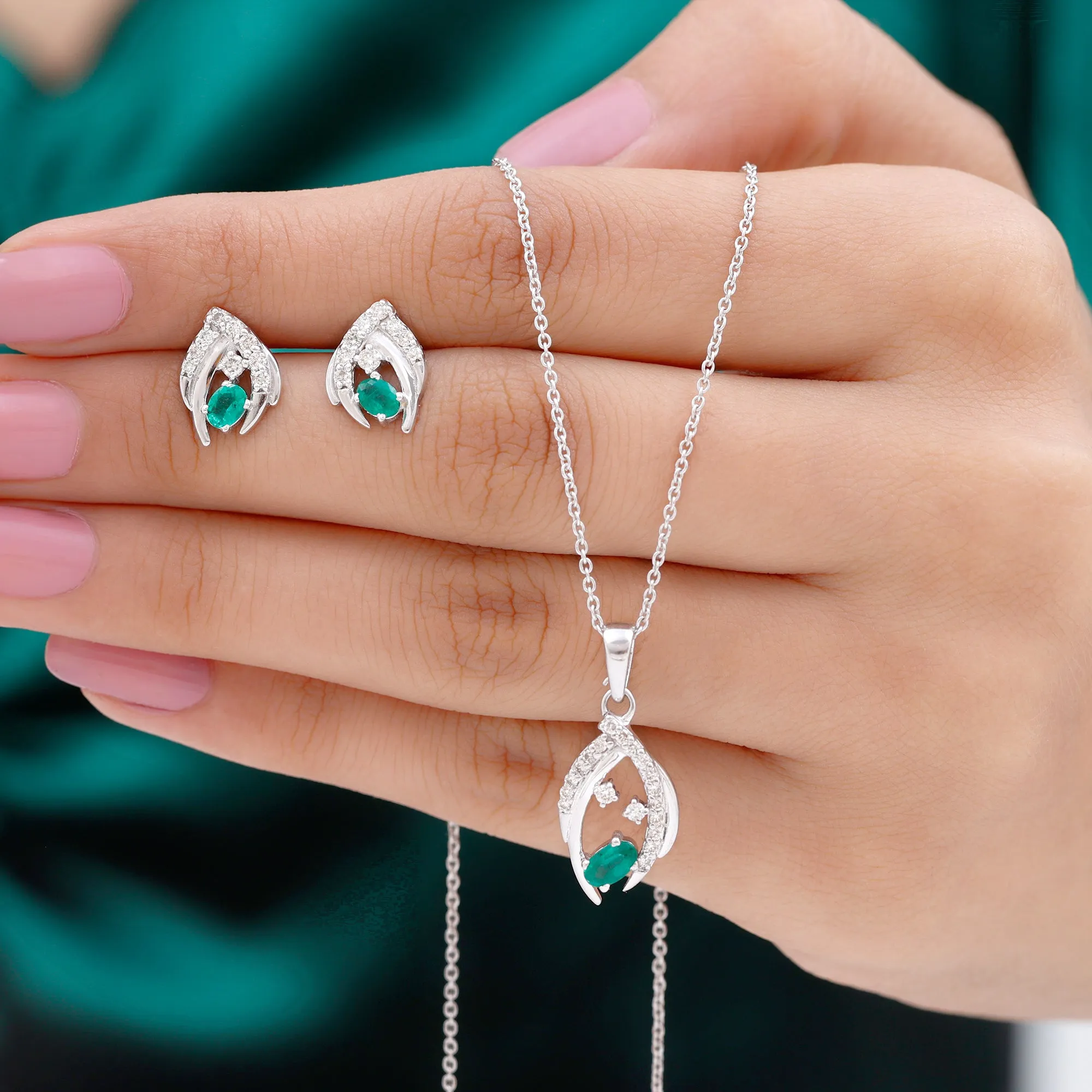 1.50 CT Emerald and Diamond Simple Jewelry Set