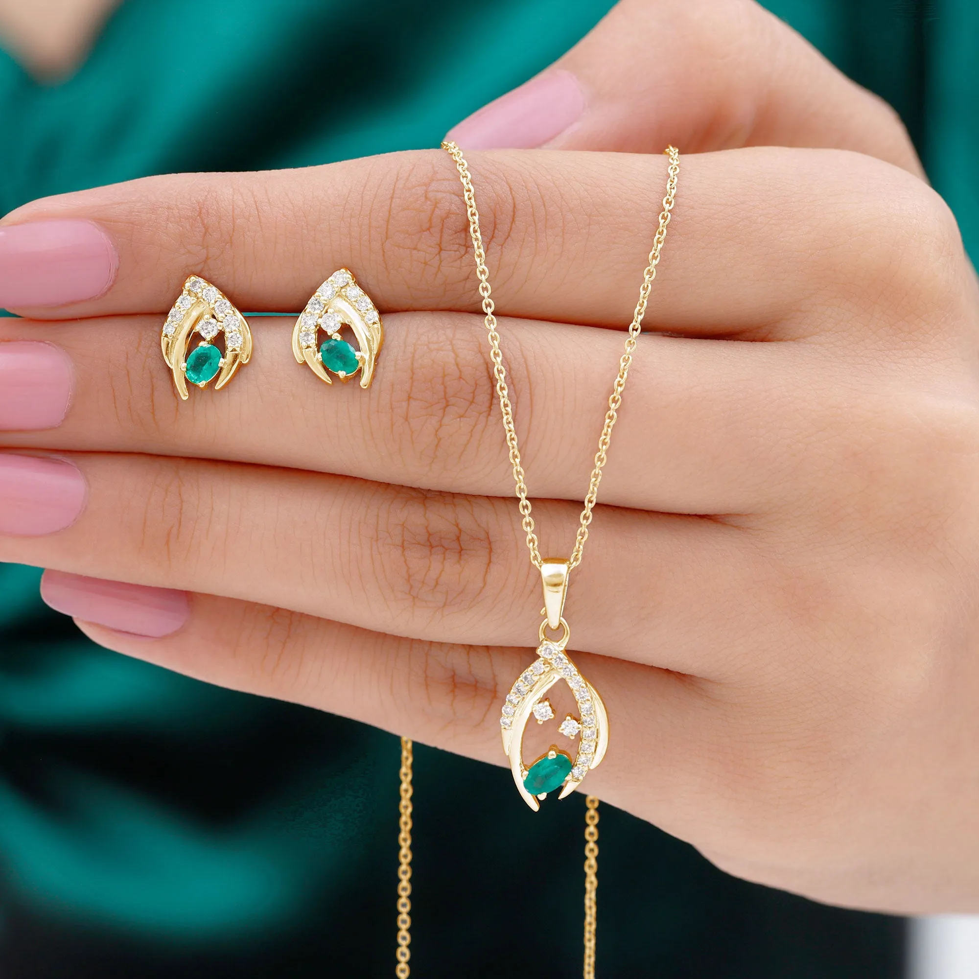 1.50 CT Emerald and Diamond Simple Jewelry Set