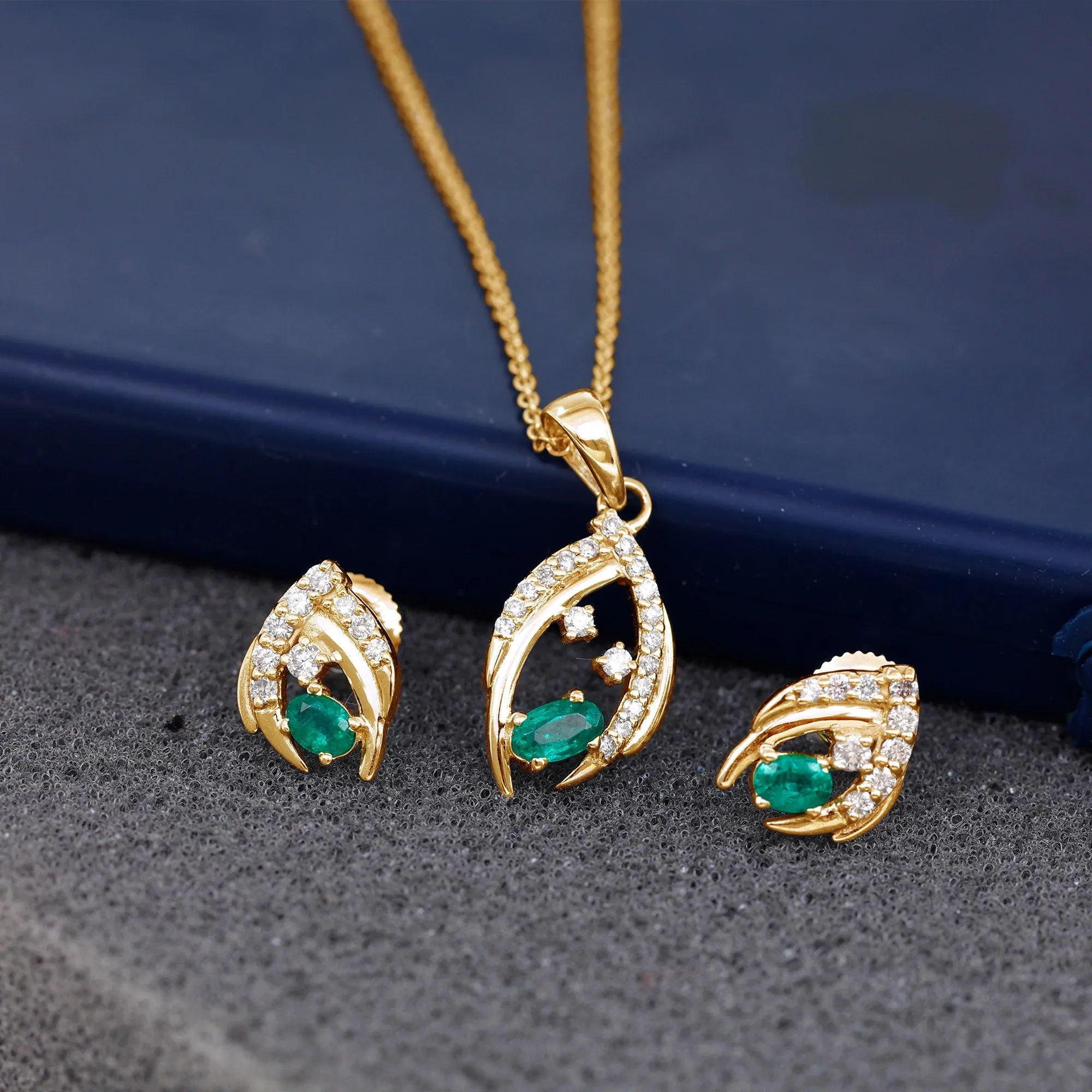 1.50 CT Emerald and Diamond Simple Jewelry Set
