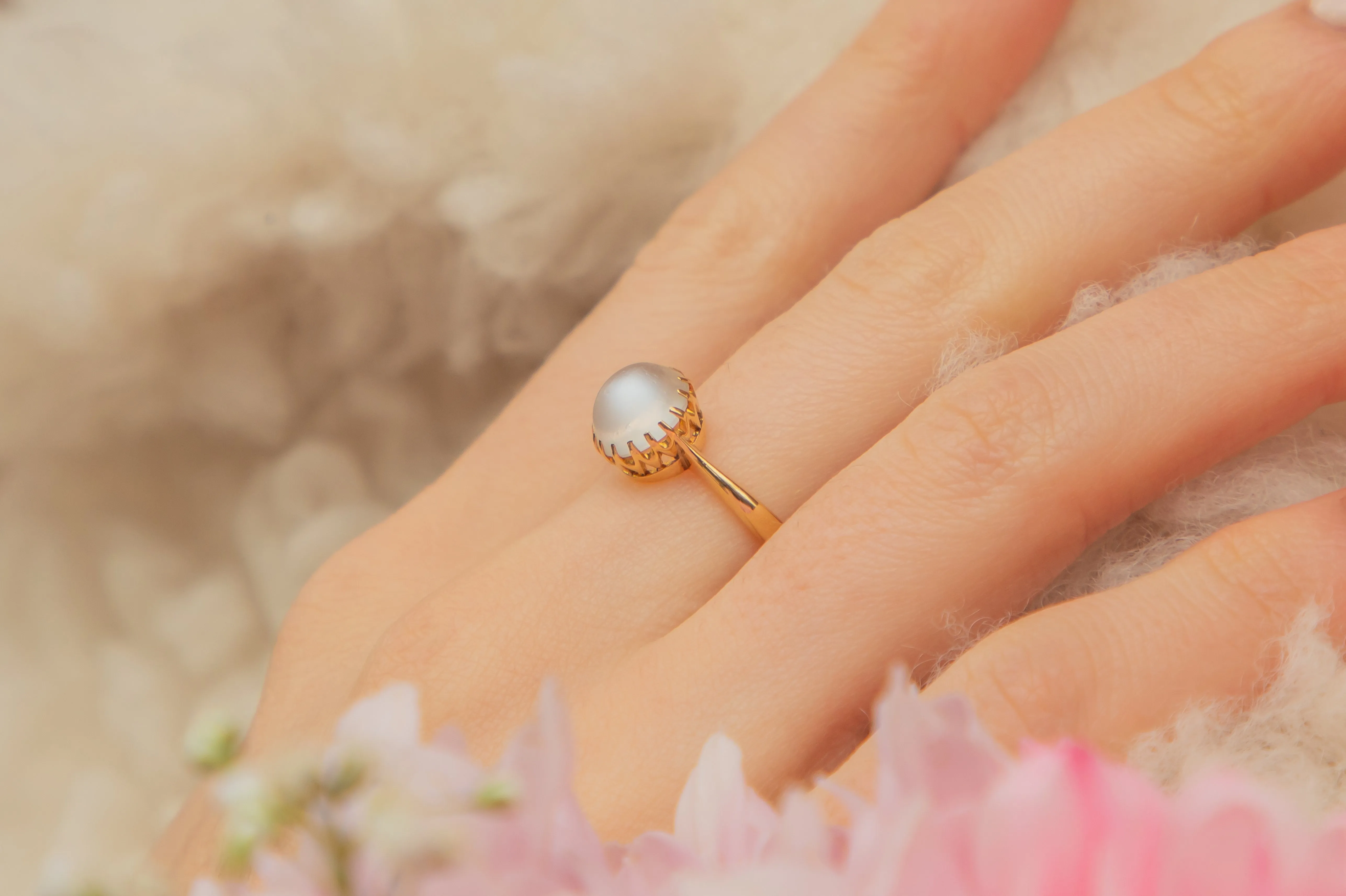 Antique 18ct Gold Moonstone Cabochon Ring