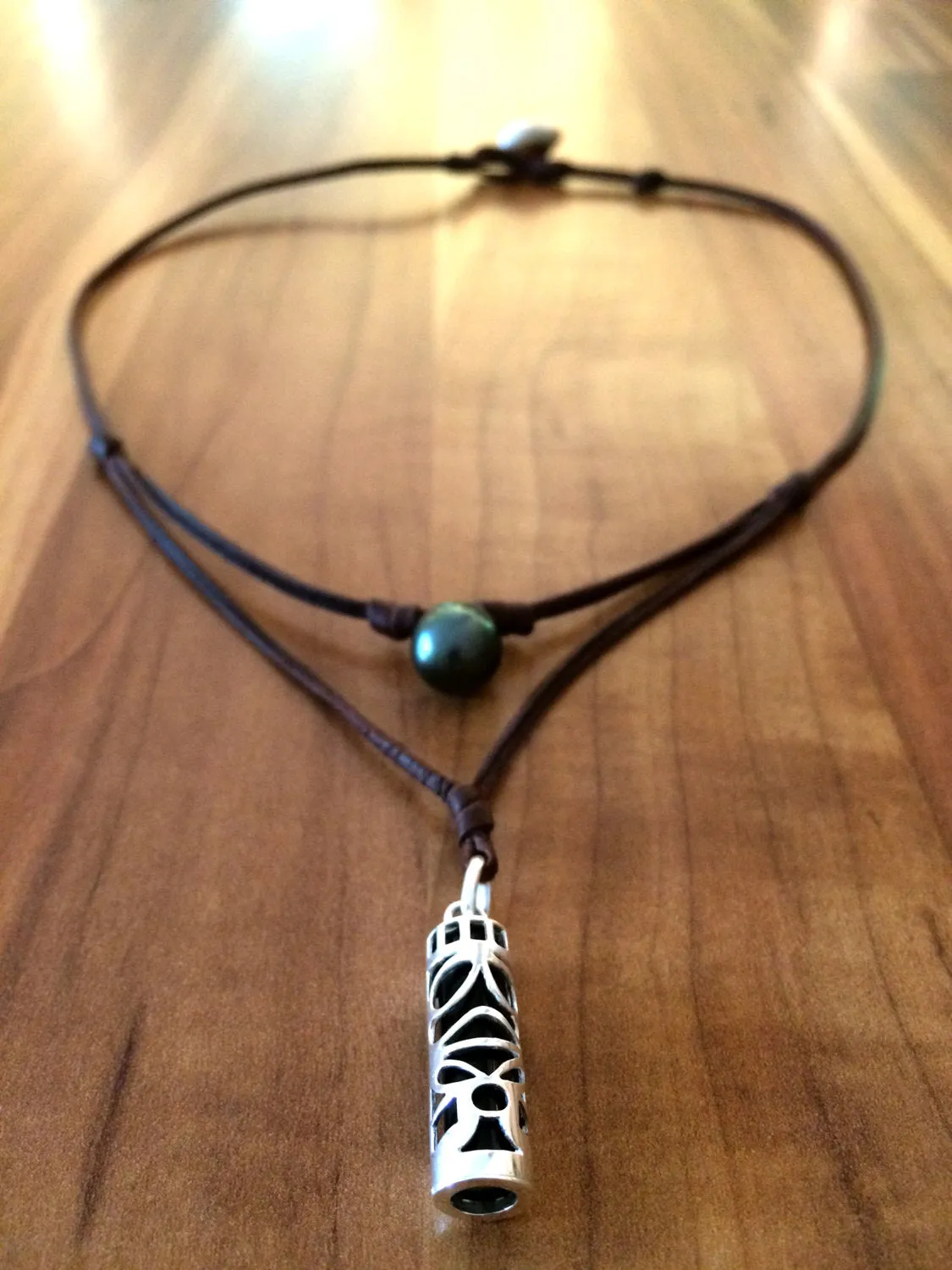 Collier perle de Tahiti et Tiki tahitien sur cuir australien, collier homme